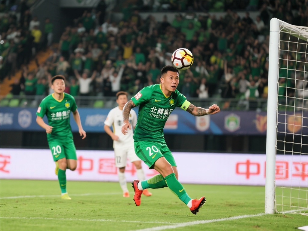 王刚右路精准传中折射,法比奥头球建功,国安2-0占优 在足球赛场上,每一个精彩的进球都能点燃球