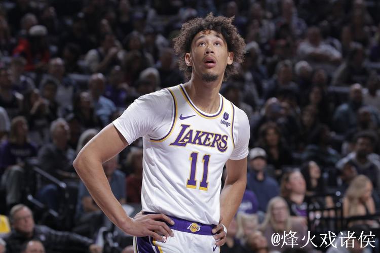 湖人球员海斯飞身展现超强弹跳