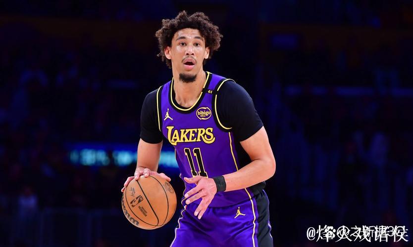 湖人球员海斯飞身展现超强弹跳